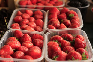 Фруктовый рынок Клубника на рынке в Профессорском уголке